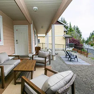  Holiday home Cozy Renovated Oasis W Private Terrace & Parking