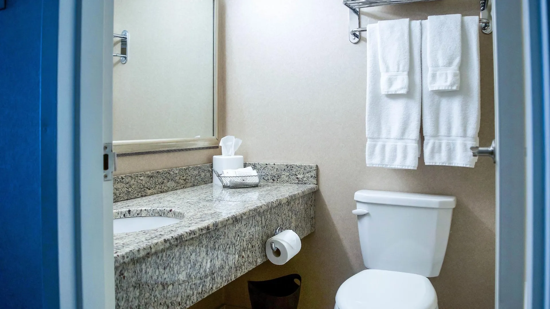Chateau Victoria Hotel & Suites 4*,
