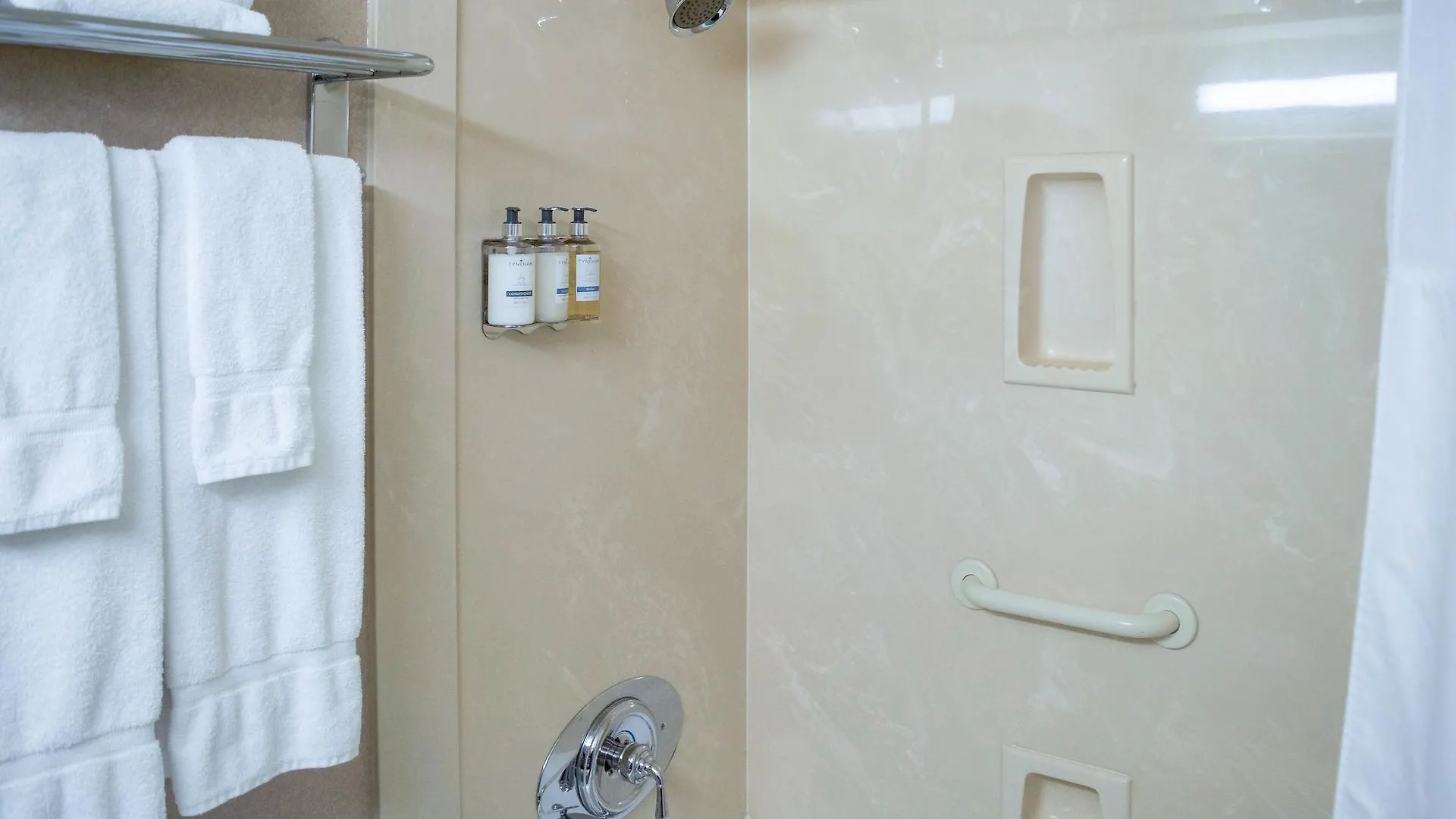 Chateau Victoria Hotel & Suites