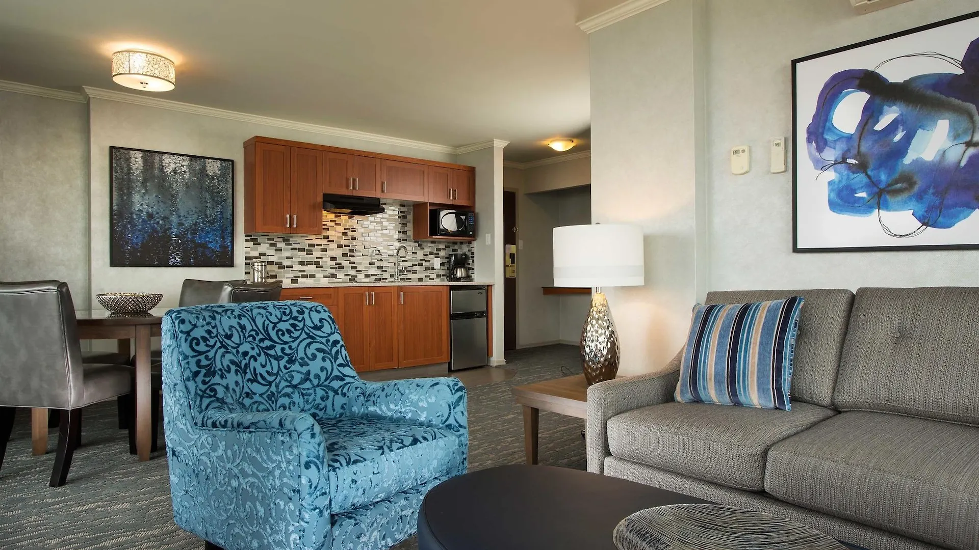 Chateau Victoria Hotel & Suites