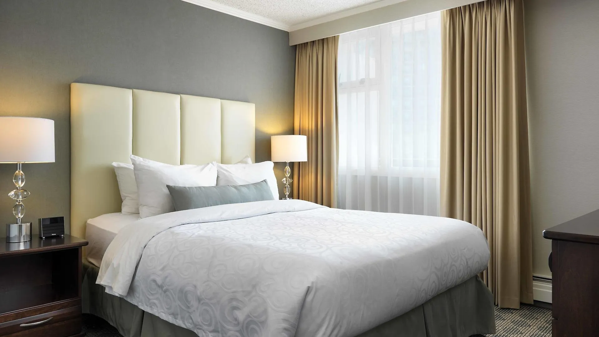 Chateau Victoria Hotel & Suites