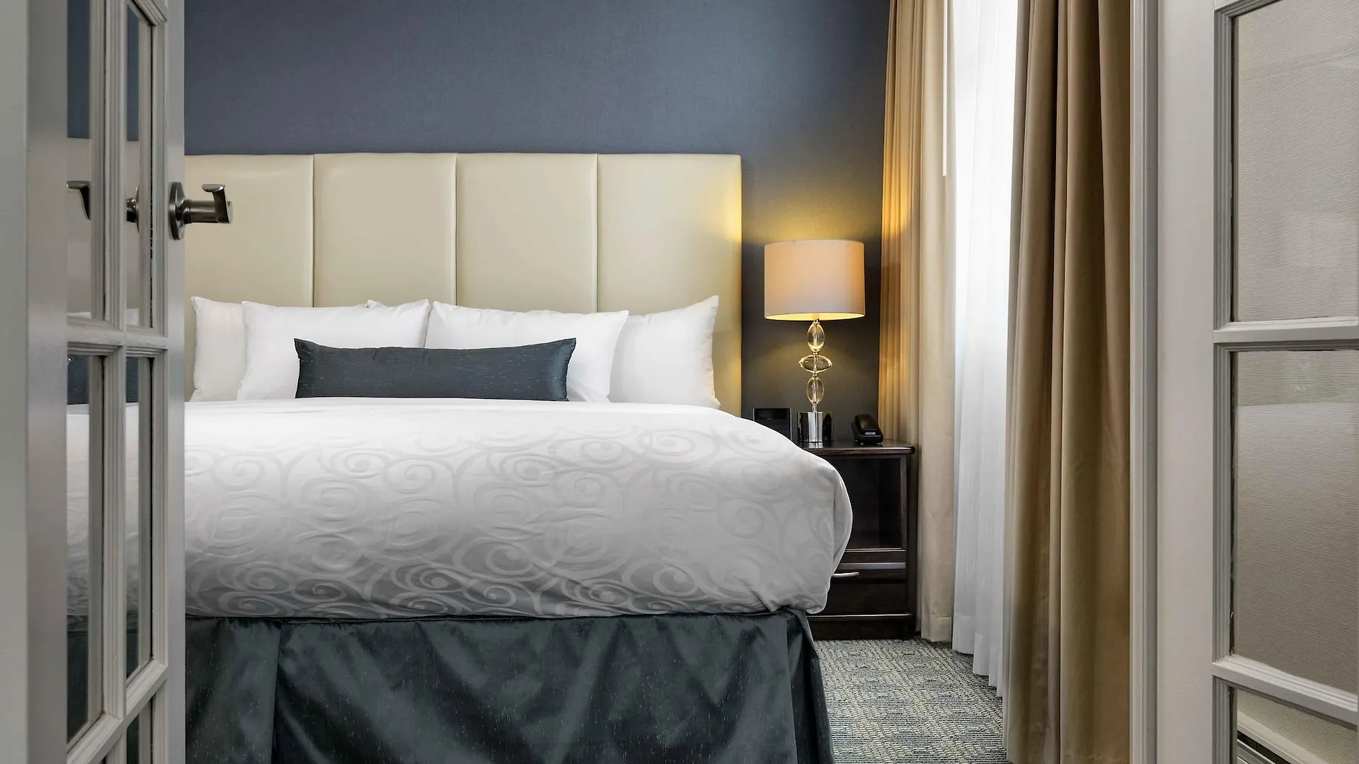 Chateau Victoria Hotel & Suites