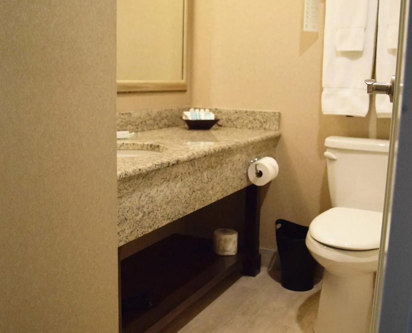 Chateau Victoria Hotel & Suites